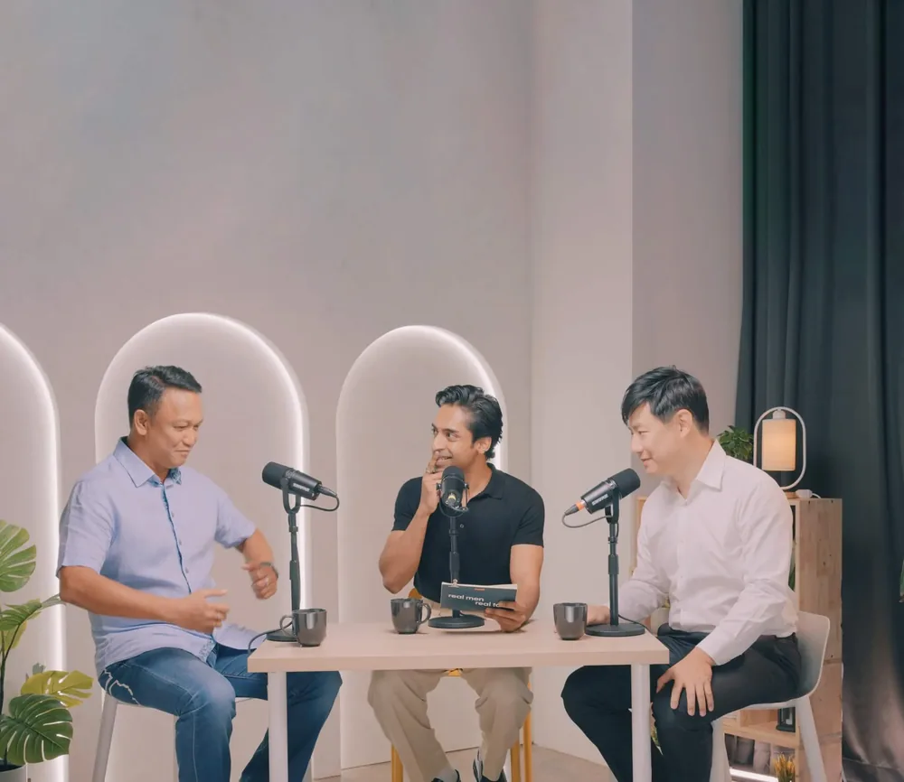 Fandi Ahmad, Kishan J and Dr Kevin Chua in the Noah podcast studio